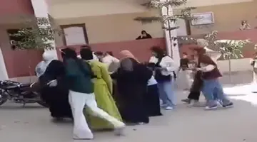 بعد رفضها الغش.. أولياء أمور ينهالون بالضرب على معلمة داخل مدرسة